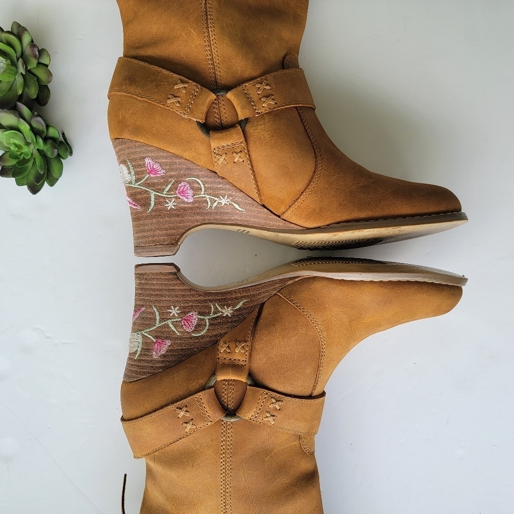Seychelles Suede Embroidered Floral Wedge Harness Boots Size 8 - Picture 7 of 14